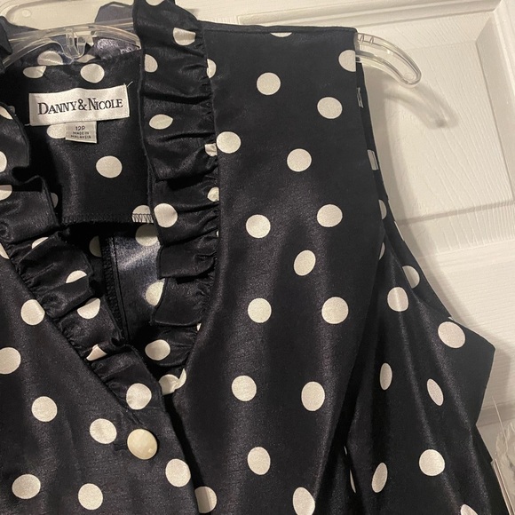 Danny & Nicole Petite Sleeveless Button Down Top - Picture 5 of 13